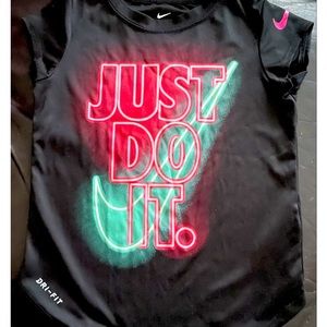 NIKE Little Girl/Boy "Just Do It" Glow Short Sleeve Shirt DRI-FIT Sz 5 Sml NWOT